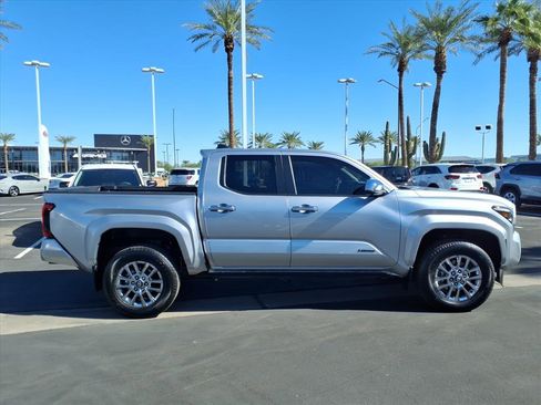 Used 2024 Toyota Tacoma Limited w/ Limited Package (LT) image 3
