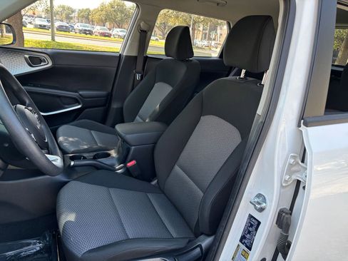 Used 2025 Kia Soul LX w/ LX Technology Package image 31