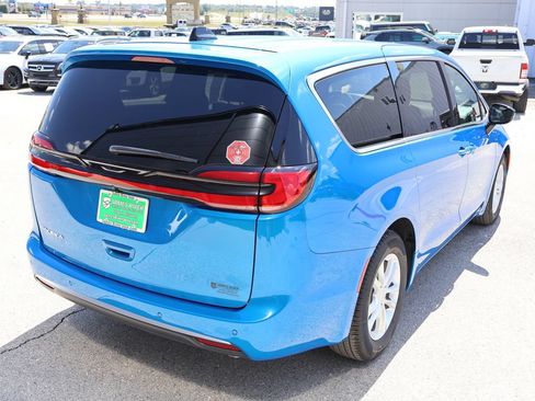 New 2027 Chrysler Pacifica Select FWD image 5