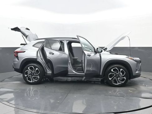 Used 2026 Chevrolet Trax RS w/ Sunroof Package FWD image 32