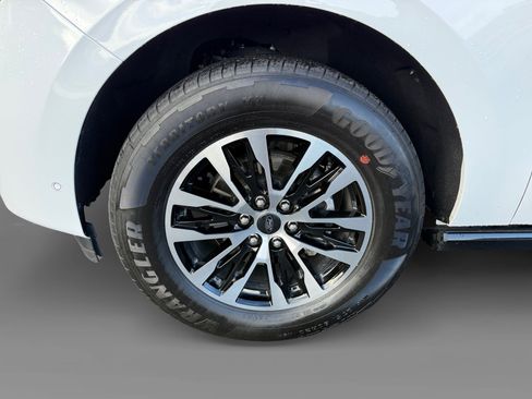 Certified 2025 Ford Expedition Max Platinum image 9