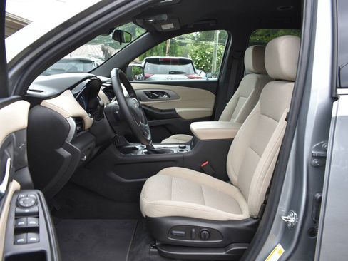 Used 2023 Chevrolet Traverse LT w/ LPO, Cargo Package AWD/4WD image 7