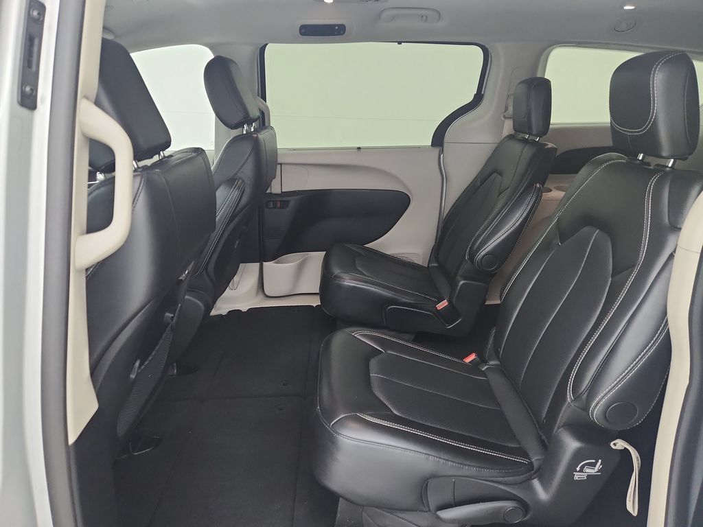 Certified 2024 Chrysler Pacifica Touring-L FWD image 33