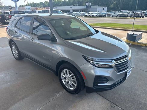 Used 2024 Chevrolet Equinox LS w/ LS Convenience Package FWD image 3