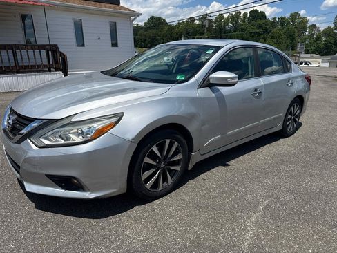 Used 2016 Nissan Altima 2.5 SL w/ Moonroof Package FWD image 2