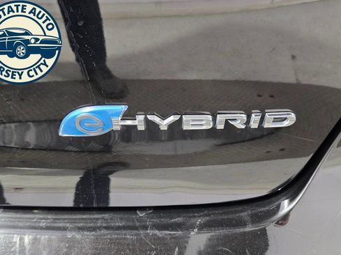 Used 2024 Chrysler Pacifica Limited FWD image 9