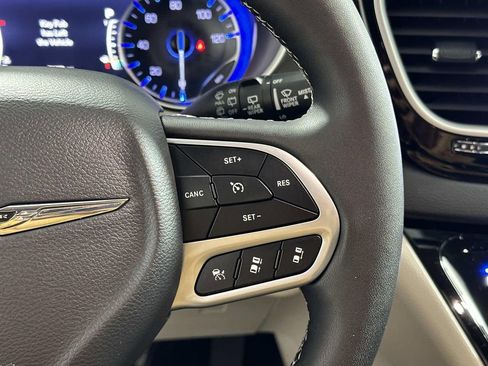 Used 2024 Chrysler Pacifica Touring-L image 20