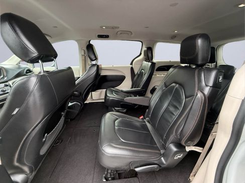 Used 2017 Chrysler Pacifica Touring-L FWD image 19