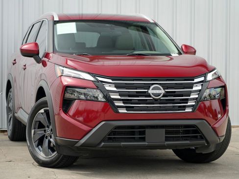 Used 2024 Nissan Rogue SV w/ SV Premium Package image 2