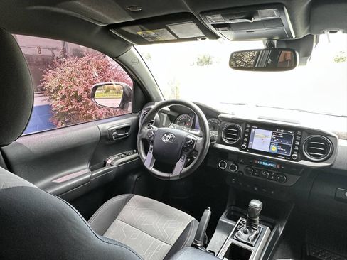 Used 2020 Toyota Tacoma TRD Sport w/ Technology Package AWD/4WD image 27