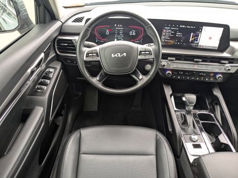 Certified 2025 Kia Telluride LX image 18