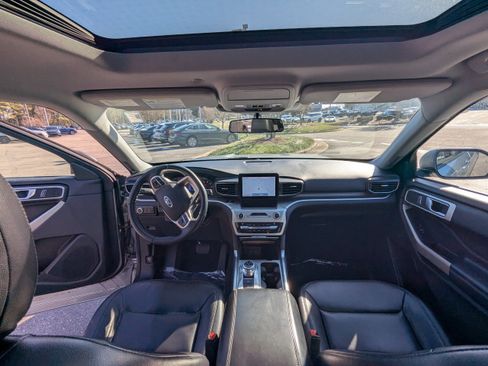 Used 2020 Ford Explorer XLT w/ Equipment Group 202A image 12