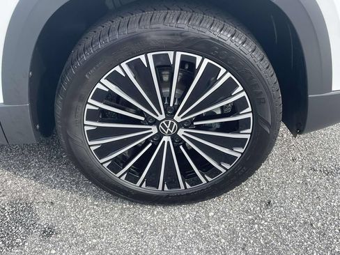 New 2026 Volkswagen Taos SE FWD image 9
