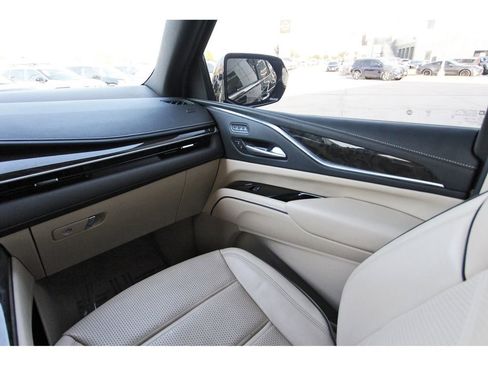 Used 2024 Cadillac Escalade Premium Luxury image 8