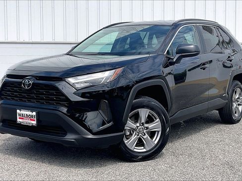 Used 2025 Toyota RAV4 LE AWD/4WD image 2