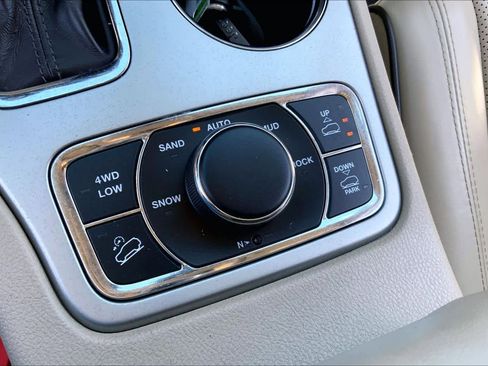 Used 2019 Jeep Grand Cherokee Overland AWD/4WD image 31