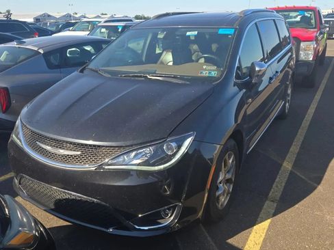 Used 2017 Chrysler Pacifica Limited FWD image 1
