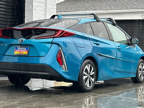 Used 2017 Toyota Prius Prime Advanced w/ Carpet Mat Package image 4