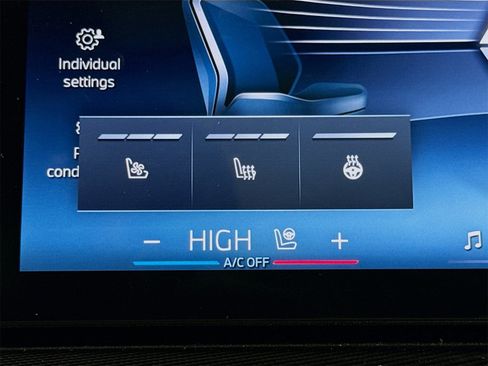 Used 2025 BMW X5 M60i w/ Climate Comfort Package image 21