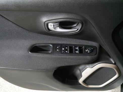 Used 2015 Jeep Renegade Latitude w/ Cold Weather Group II image 19