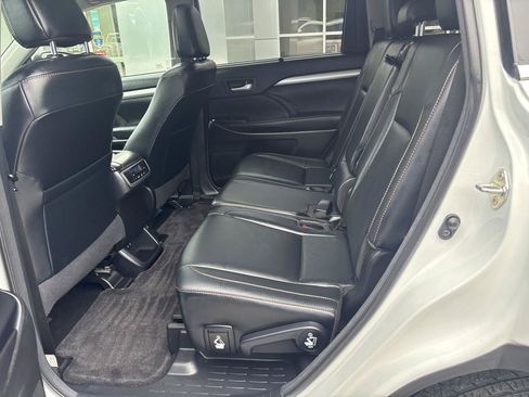 Used 2018 Toyota Highlander XLE FWD image 12