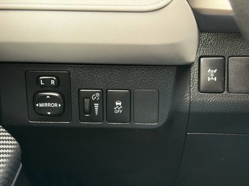 Used 2013 Toyota RAV4 LE AWD/4WD image 25