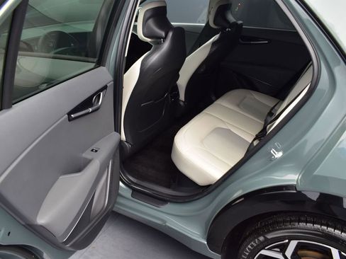 Used 2023 Kia Niro EX Touring image 10