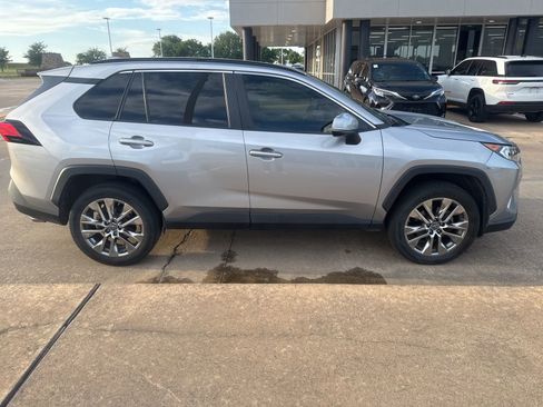 Used 2019 Toyota RAV4 XLE Premium image 6