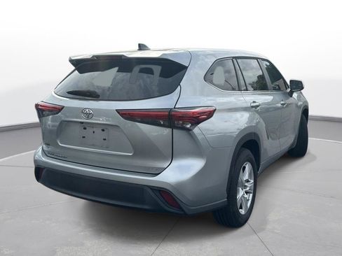 Used 2023 Toyota Highlander LE FWD image 6