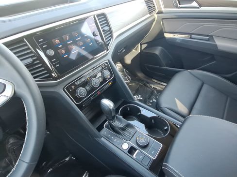 Used 2023 Volkswagen Atlas SE image 25