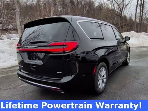 New 2026 Chrysler Pacifica Select image 8