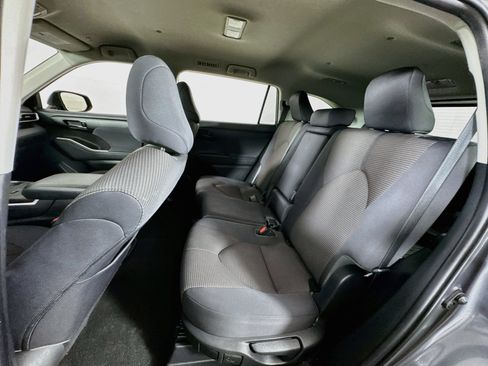 Used 2023 Toyota Highlander L FWD image 17