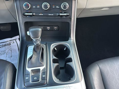 Used 2024 Kia Carnival LX FWD image 10