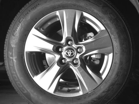 Used 2025 Toyota RAV4 XLE AWD/4WD image 25