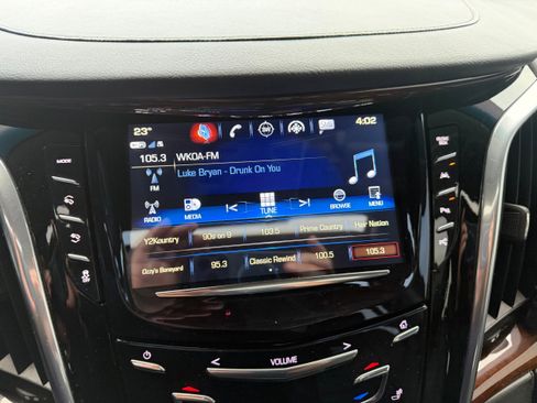 Used 2018 Cadillac Escalade Luxury image 18