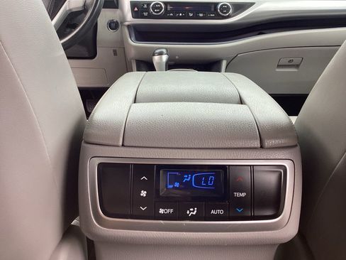 Used 2015 Toyota Highlander XLE image 18