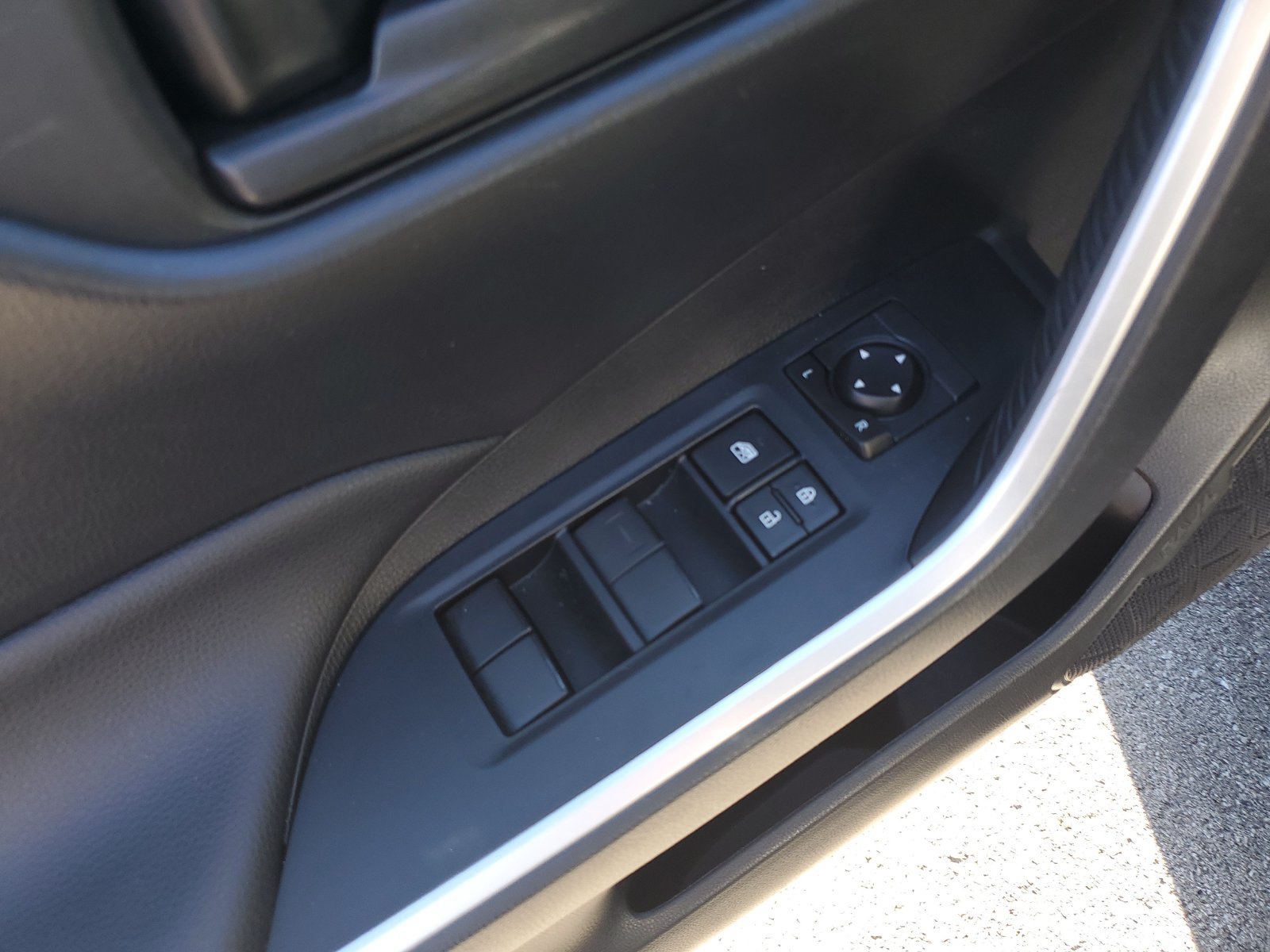 Certified 2021 Toyota RAV4 LE AWD/4WD image 21