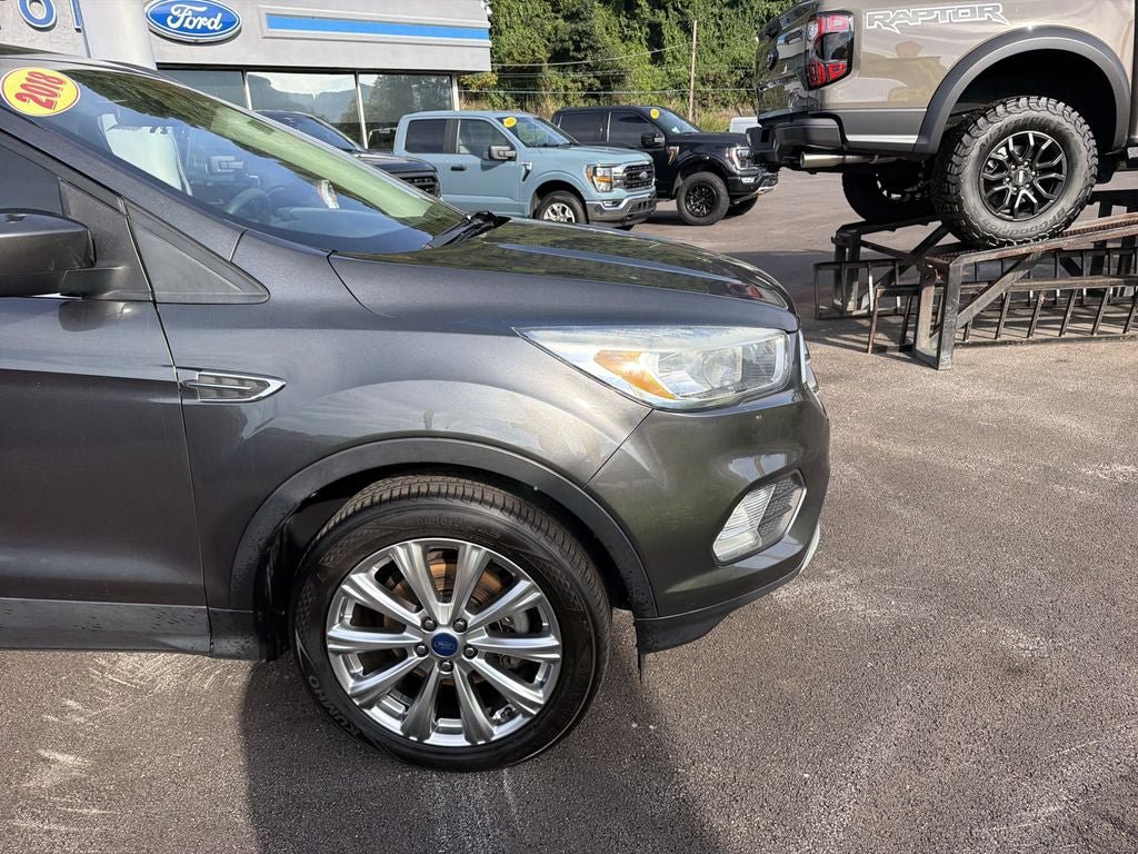 Used 2018 Ford Escape SE FWD image 2