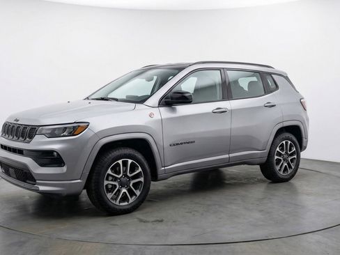 Used 2025 Jeep Compass Trailhawk image 3