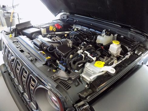 Certified 2024 Jeep Gladiator Rubicon w/ Technology Group image 21