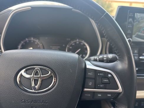 Used 2022 Toyota Highlander XLE image 16
