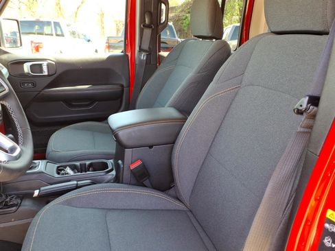 Used 2025 Jeep Wrangler Unlimited Sahara AWD/4WD image 6