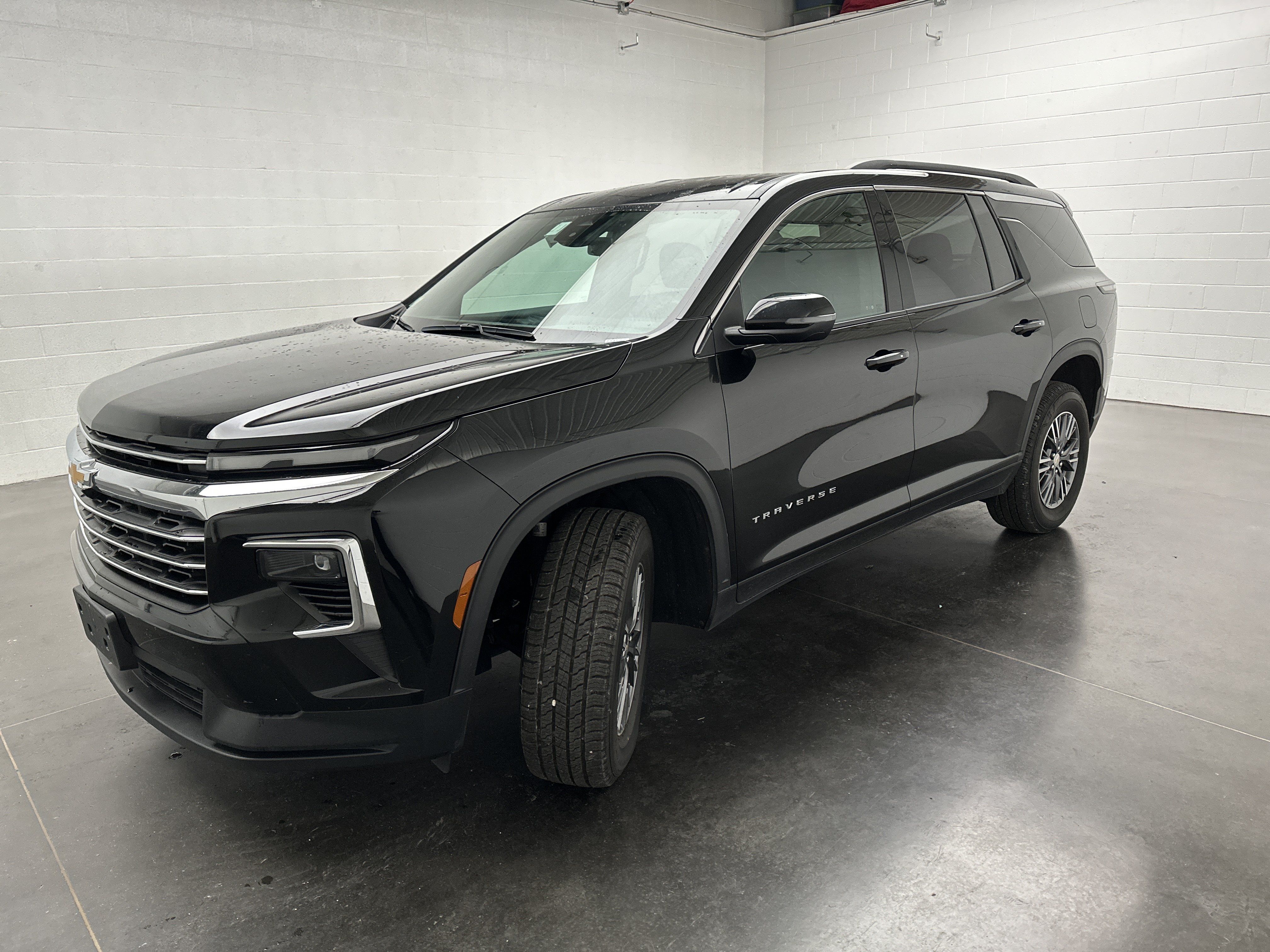 Used 2025 Chevrolet Traverse LT AWD/4WD image 4