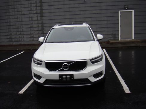 Used 2020 Volvo XC40 T5 Momentum w/ Protection Package Premier image 3