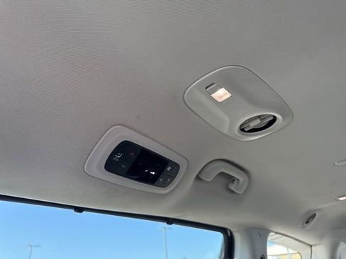 Used 2023 Chrysler Pacifica Touring-L FWD image 31