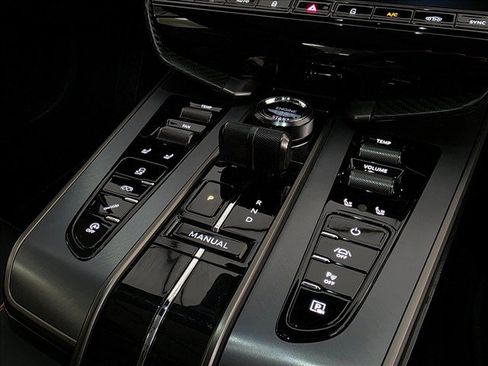 Used 2025 Aston Martin Vanquish RWD image 22