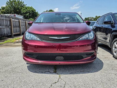 Used 2023 Chrysler Voyager LX FWD image 2