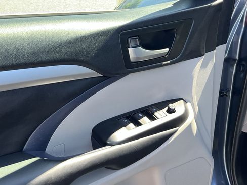 Used 2019 Toyota Highlander XLE w/ Carpet Mat Package (TMS) AWD/4WD image 12