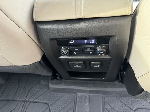 Used 2022 Chevrolet Traverse Premier image 14