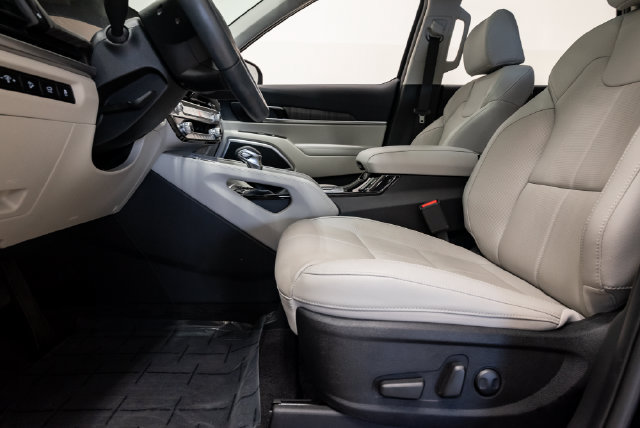 Used 2025 Kia Telluride EX w/ EX Captain's Chair Package FWD image 12